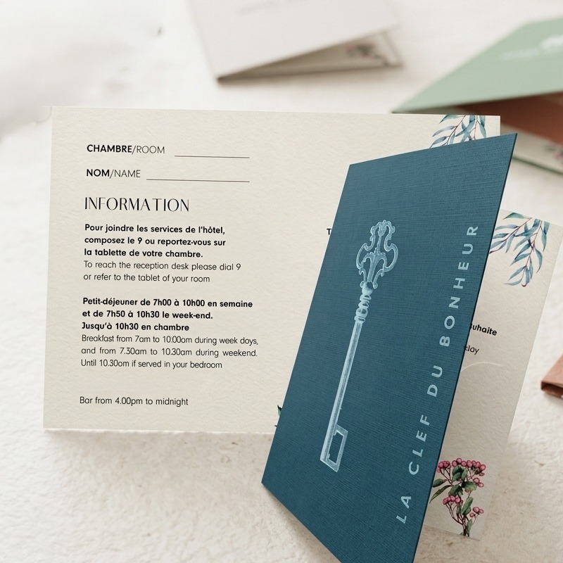 porte-carte-chaambre-hotel Porte-carte magnétique haut de gamme au design sur mesure posé sur un bureau clair, mettant en avant la qualité du papier et une identité visuelle soignée pour l'accueil hôtelier.